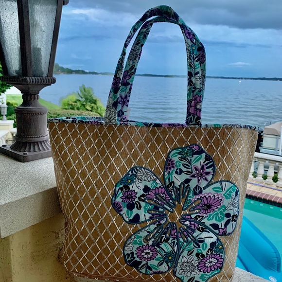 Gorgeous Vera Bradley Beach Tote and Clutch - Picture 4 of 10